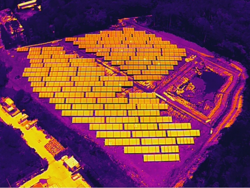 太陽光発電設備のサーマルドローン調査